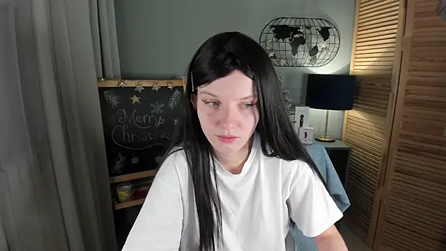 Snapshot of Madelaineses chatting on 12-18-25, 08:41 Madelaineses online show from 12-18-25, 08:41