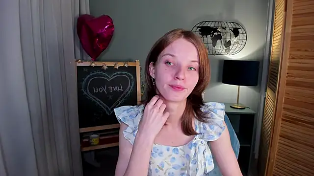 Snapshot of Madelaineses chatting on 10-05-25, 10:50 Madelaineses online show from 10-05-25, 10:50