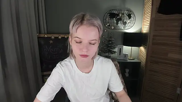 Snapshot of Madelaineses chatting on 01-07-26, 08:52 Madelaineses online show from 01-07-26, 08:52