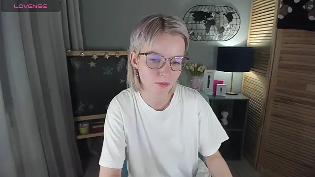 Snapshot of Madelaineses chatting on 01-13-26, 09:35 Madelaineses online show from 01-13-26, 09:35