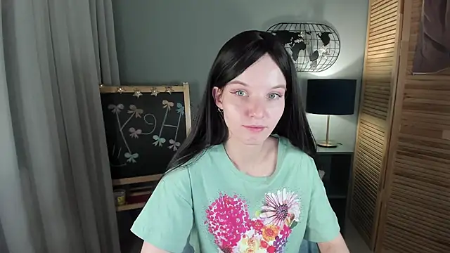 Snapshot of Madelaineses chatting on 11-30-25, 08:37 Madelaineses online show from 11-30-25, 08:37