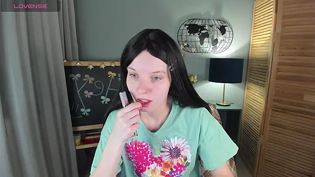 Snapshot of Madelaineses chatting on 11-29-25, 10:04 Madelaineses online show from 11-29-25, 10:04