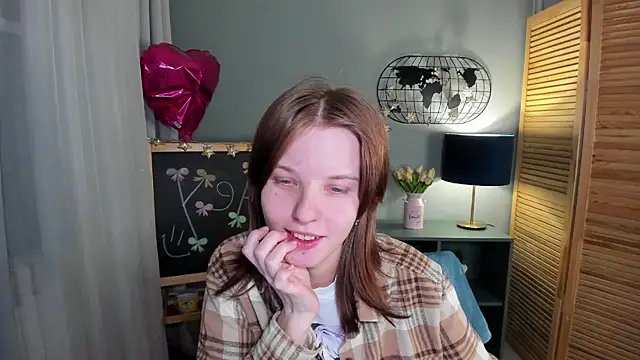 Snapshot of Madelaineses chatting on 11-05-25, 09:12 Madelaineses online show from 11-05-25, 09:12