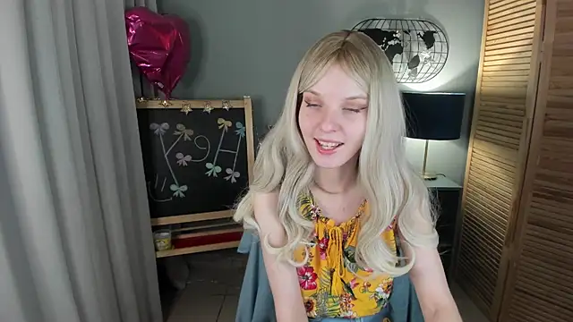 Snapshot of Madelaineses chatting on 11-15-25, 09:24 Madelaineses online show from 11-15-25, 09:24