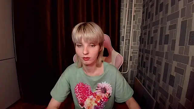 Snapshot of Madelaineses chatting on 03-08-26, 10:24 Madelaineses online show from 03-08-26, 10:24