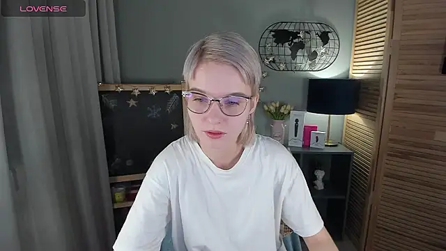 Snapshot of Madelaineses chatting on 01-14-26, 11:03 Madelaineses online show from 01-14-26, 11:03