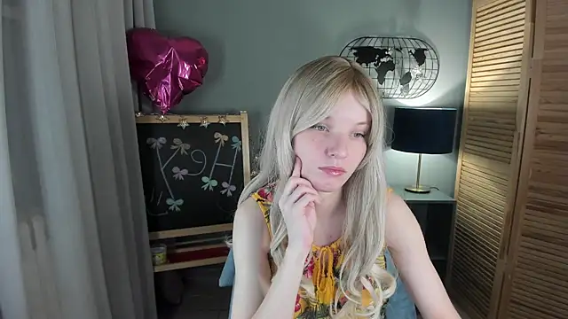 Snapshot of Madelaineses chatting on 11-16-25, 10:09 Madelaineses online show from 11-16-25, 10:09