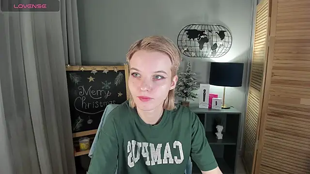 Snapshot of Madelaineses chatting on 12-23-25, 08:46 Madelaineses online show from 12-23-25, 08:46