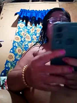 Snapshot of Huge_mama69 chatting on 02-21-26, 01:24 Huge mama69 online show from 02-21-26, 01:24