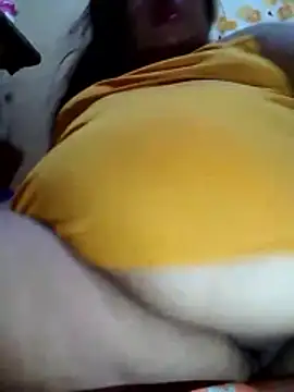 Snapshot of Huge_mama69 chatting on 04-26-26, 04:37 Huge mama69 online show from 04-26-26, 04:37
