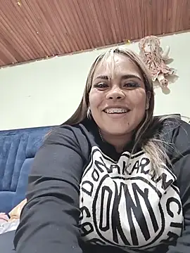 Snapshot of EmilyDuran_ chatting on 12-19-25, 05:43 EmilyDuran online show from 12-19-25, 05:43