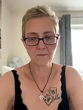 Curvy-Jinx online show from 11-04-25, 09:24