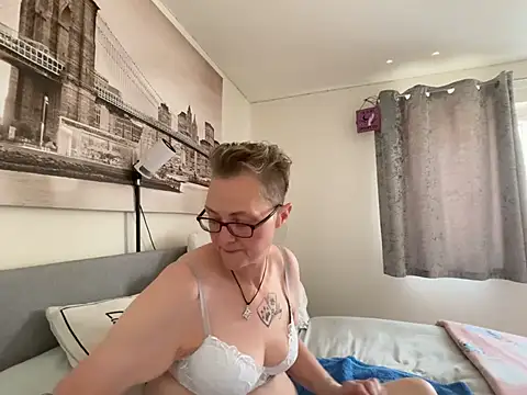 Snapshot of Curvy-Jinx chatting on 07-10-26, 10:59 Curvy-Jinx online show from 07-10-26, 10:59