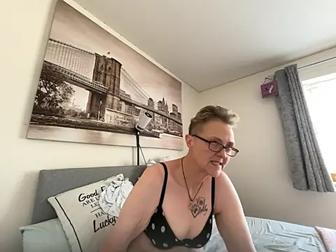 Snapshot of Curvy-Jinx chatting on 06-30-26, 12:38 Curvy-Jinx online show from 06-30-26, 12:38
