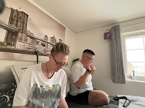 Snapshot of Curvy-Jinx chatting on 06-11-26, 09:17 Curvy-Jinx online show from 06-11-26, 09:17