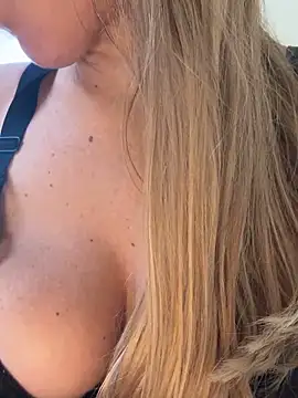 Snapshot of sailor_titti chatting on 10-18-25, 11:45 sailor titti online show from 10-18-25, 11:45