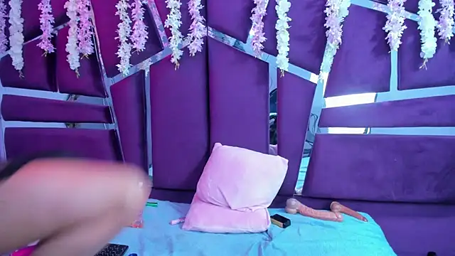 Miaa Davis  online show from 10-31-25, 02:57