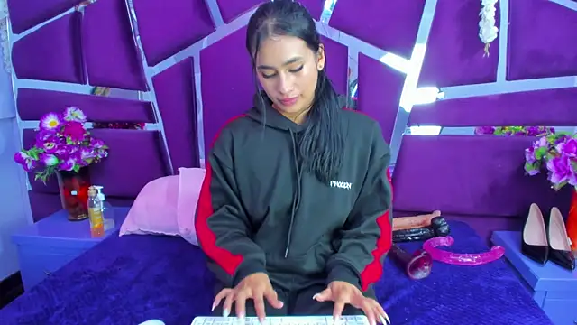 Miaa Davis  online show from 02-25-26, 02:45