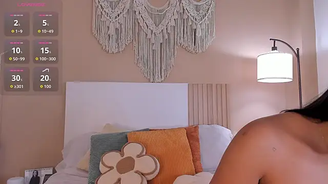 Camila Bustamante online show from 05-17-26, 03:34