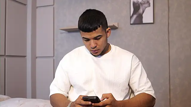 Snapshot of Thiago_Valente chatting on 04-28-26, 01:59 Thiago Valente online show from 04-28-26, 01:59