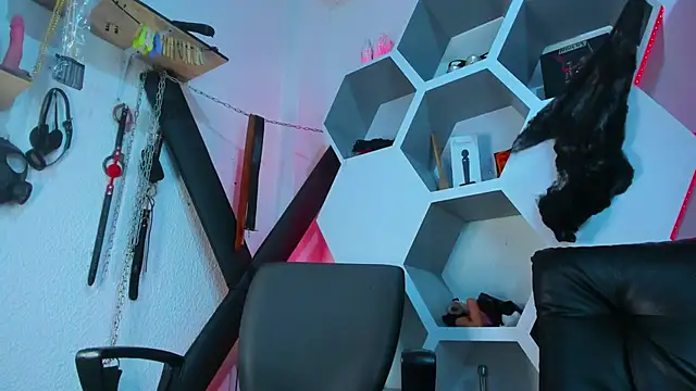 Madame Deborass online show from 10-14-25, 04:46