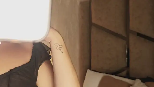 scarlethlux online show from 04-17-26, 05:32