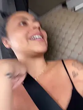 Chloe Leaozinho online show from 10-19-25, 03:59