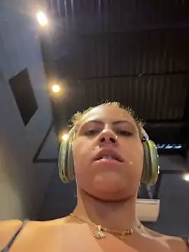 Chloe Leaozinho online show from 02-16-26, 04:05