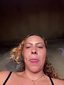 Chloe Leaozinho online show from 05-10-26, 08:44
