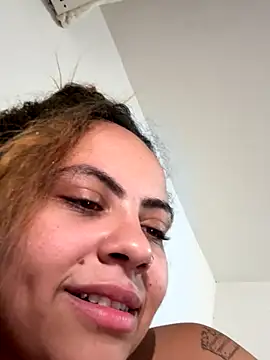 Chloe Leaozinho online show from 10-17-25, 06:06