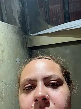 Chloe Leaozinho online show from 12-22-25, 03:28