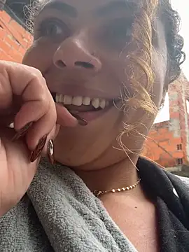 Chloe Leaozinho online show from 05-27-26, 03:41