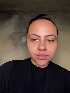 Chloe Leaozinho online show from 05-12-26, 10:32
