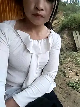 Snapshot of Tiyir597 chatting on 10-18-25, 04:14 Tiyir597 online show from 10-18-25, 04:14