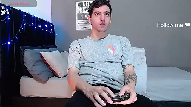 Matteo12  online show from 12-21-25, 04:47