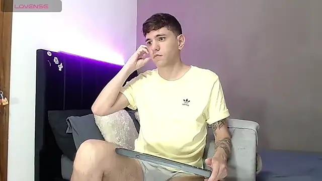 Matteo12  online show from 04-12-26, 03:43