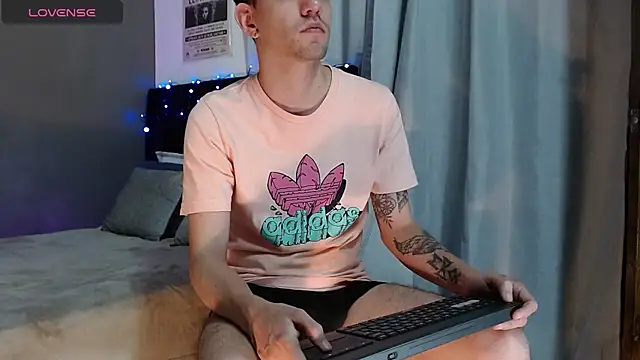 Matteo12  online show from 11-17-25, 02:37