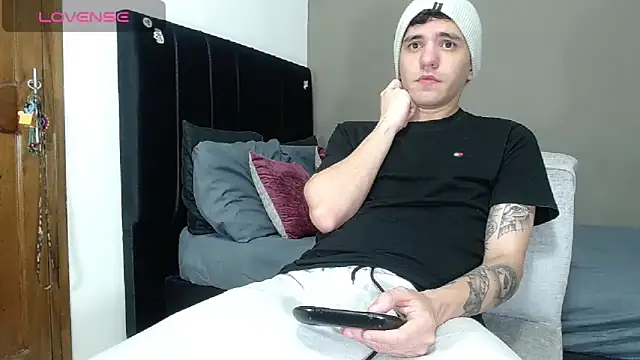 Snapshot of Matteo12_ chatting on 02-08-26, 12:52 Matteo12 online show from 02-08-26, 12:52