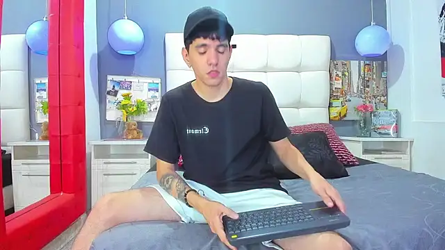 Matteo12  online show from 10-26-25, 04:46