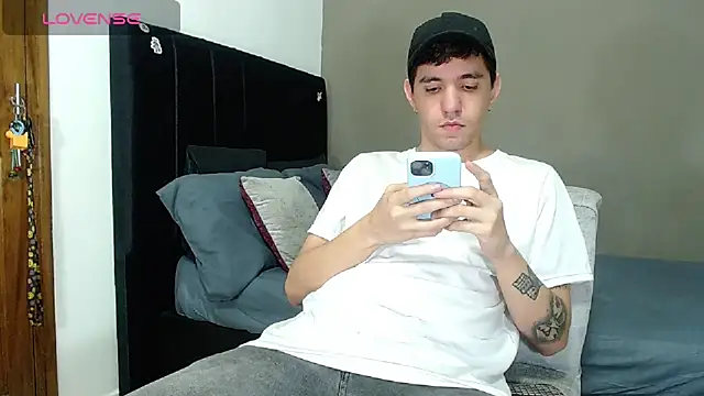 Snapshot of Matteo12_ chatting on 02-02-26, 02:43 Matteo12 online show from 02-02-26, 02:43