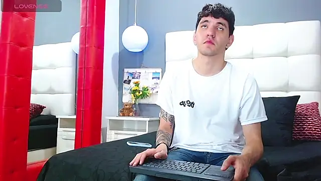 Matteo12  online show from 10-30-25, 03:05