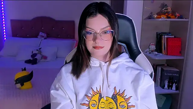 Snapshot of OphelianaRose33 chatting on 02-12-26, 10:42 OphelianaRose33 online show from 02-12-26, 10:42