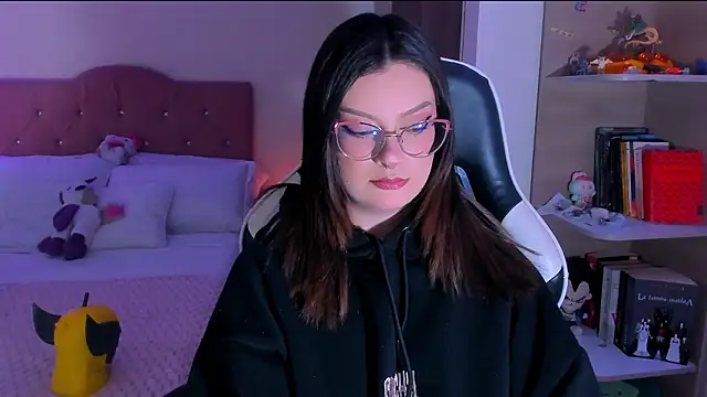 Snapshot of OphelianaRose33 chatting on 02-16-26, 07:45 OphelianaRose33 online show from 02-16-26, 07:45