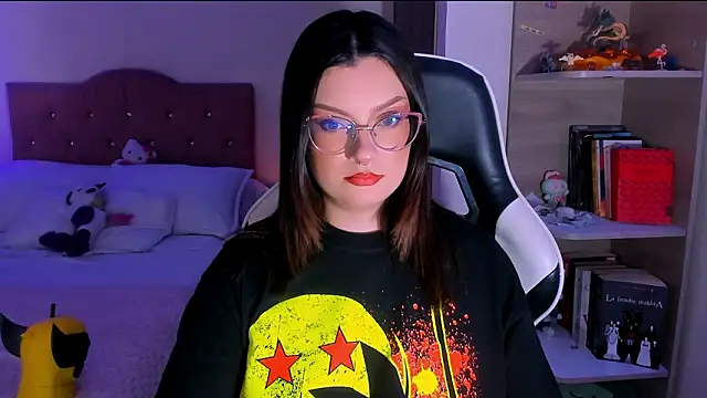 Snapshot of OphelianaRose33 chatting on 02-21-26, 10:01 OphelianaRose33 online show from 02-21-26, 10:01