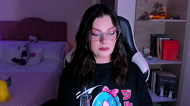 Snapshot of OphelianaRose33 chatting on 02-23-26, 10:21 OphelianaRose33 online show from 02-23-26, 10:21