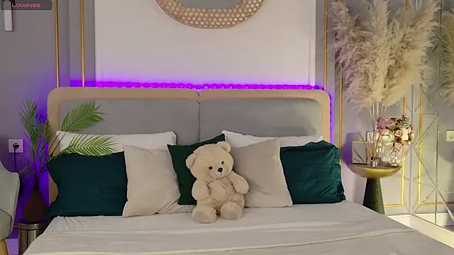 LanaElise online show from 11-16-25, 05:12