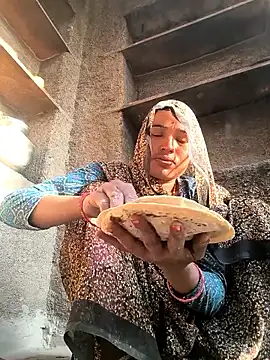 Snapshot of Hot_raaani chatting on 12-23-25, 03:06 Hot raaani online show from 12-23-25, 03:06