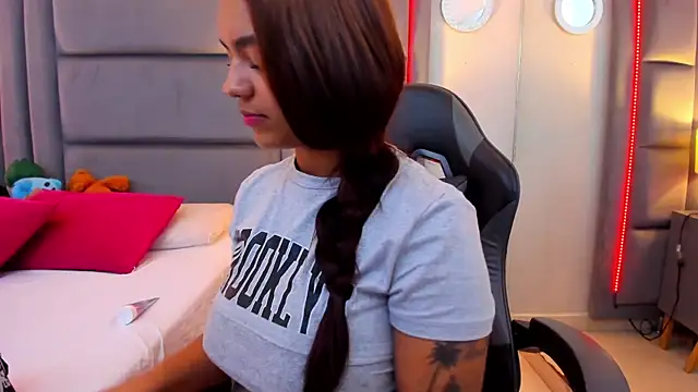 GabyMoreau online show from 12-18-25, 08:12