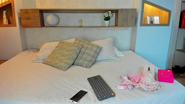 Snapshot of Emilly_Beaumont chatting on 05-13-26, 12:56 Emilly Beaumont online show from 05-13-26, 12:56