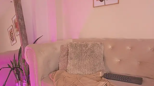 Snapshot of Emilly_Beaumont chatting on 05-09-26, 01:47 Emilly Beaumont online show from 05-09-26, 01:47